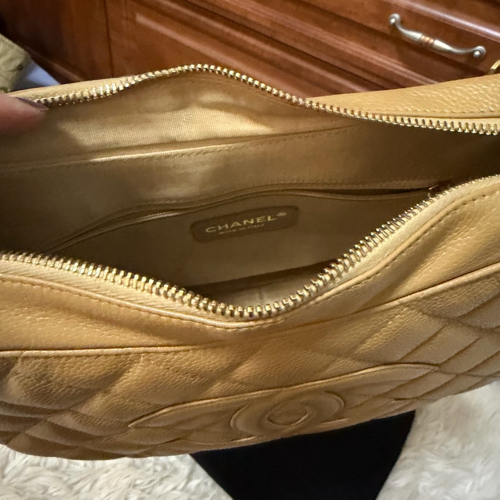 Chanel Beige Quilted Shoulder Bag - Picture 4 of 10